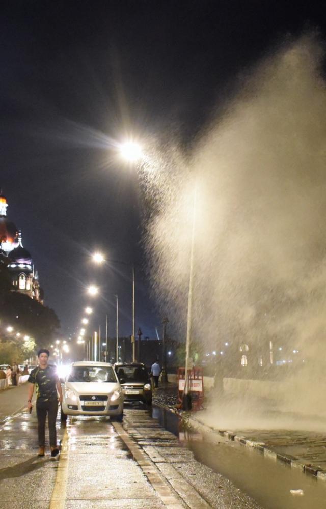 Sea waves up to 6 meters rise at the marine drive promenade. PIC/SAMEER MARKANDE