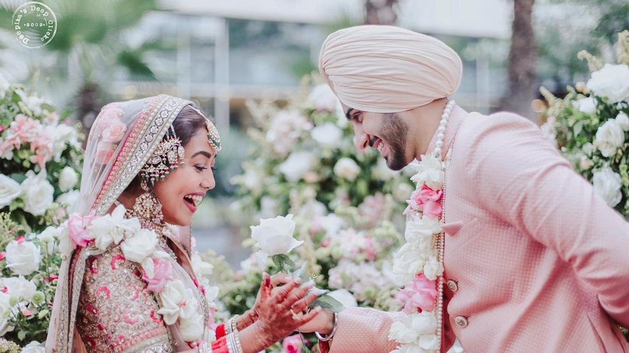The couple shared a romantic moment during their wedding. Rohan presented Neha with a rose and her reaction has our hearts. 