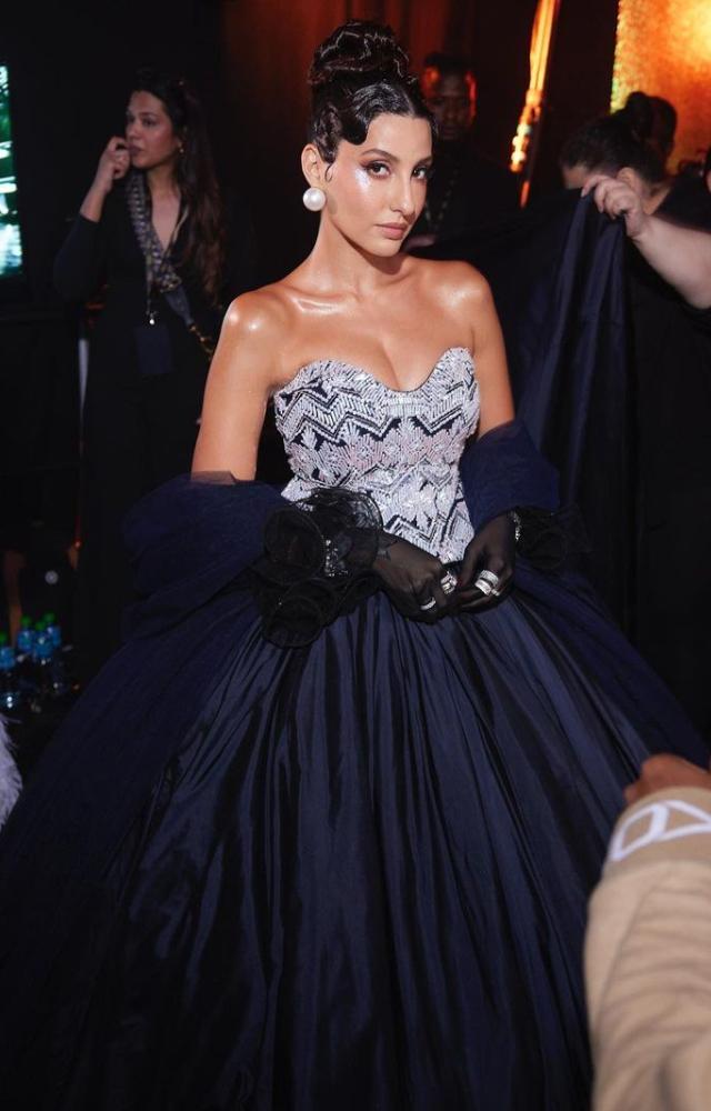 Bollywood`s dancing diva, Nora Fatehi, who recently turned muse for ace designer Manish Malhotra has kicked up a massive storm with her vintage looks