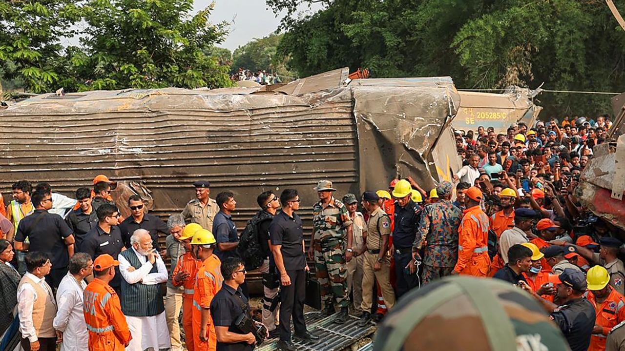 PM Modi also met with victims of the train accident. He also inquired about the progress of restoration work launched at the mishap site. Before reaching accident site at Bahanaga Bazar, the PM had chaired a high level meeting in New Delhi on the train accident
