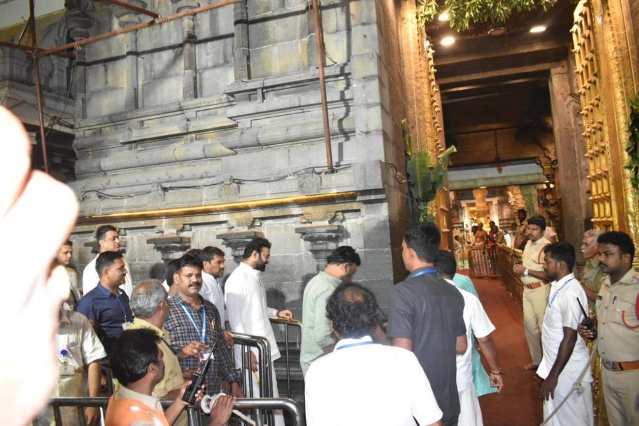 In the wee hours on Tuesday, Prabhas was seen at Tirupati temple to offer prayers. He arrived at the temple ahead of a grand pre-release event for his upcoming film 'Adipurush'