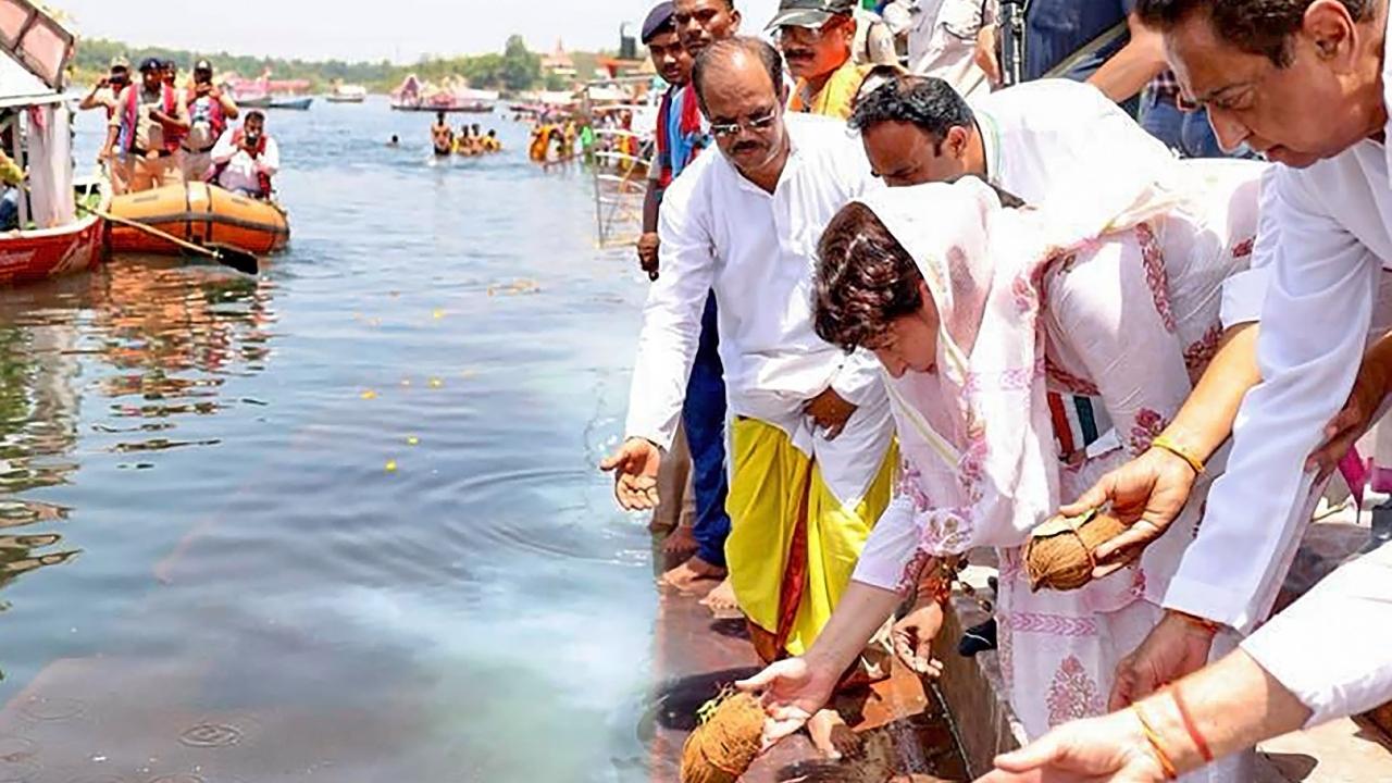 Priyanka Gandhi along with MPCC President Kamal Nath and others visited Narmada River in Jabalpur. In a rally at Jabalpur, she cited alleged corruption in Vyapam and ration distribution and said 225 