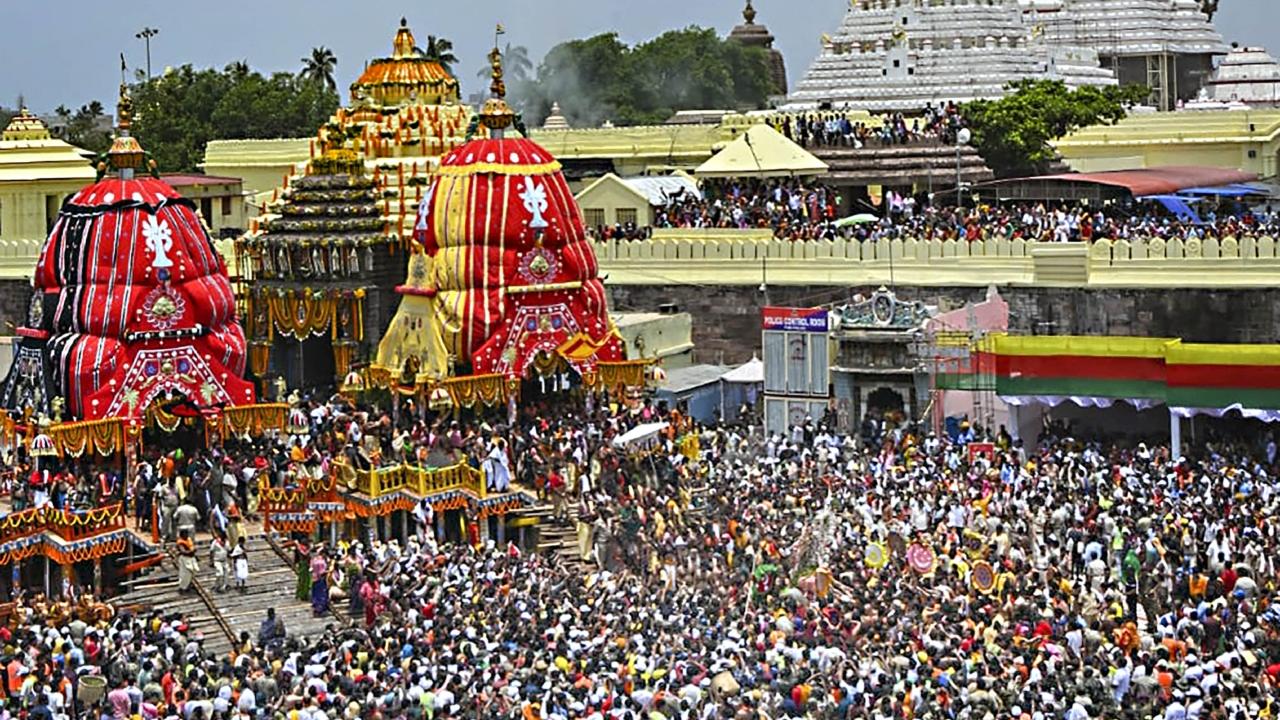 The state government has made elaborate arrangements keeping in view the hot and humid weather conditions in Puri. Volunteers will sprinkle water on devotees, and a green corridor has also been formed for any health emergency, chief secretary P K Jena said