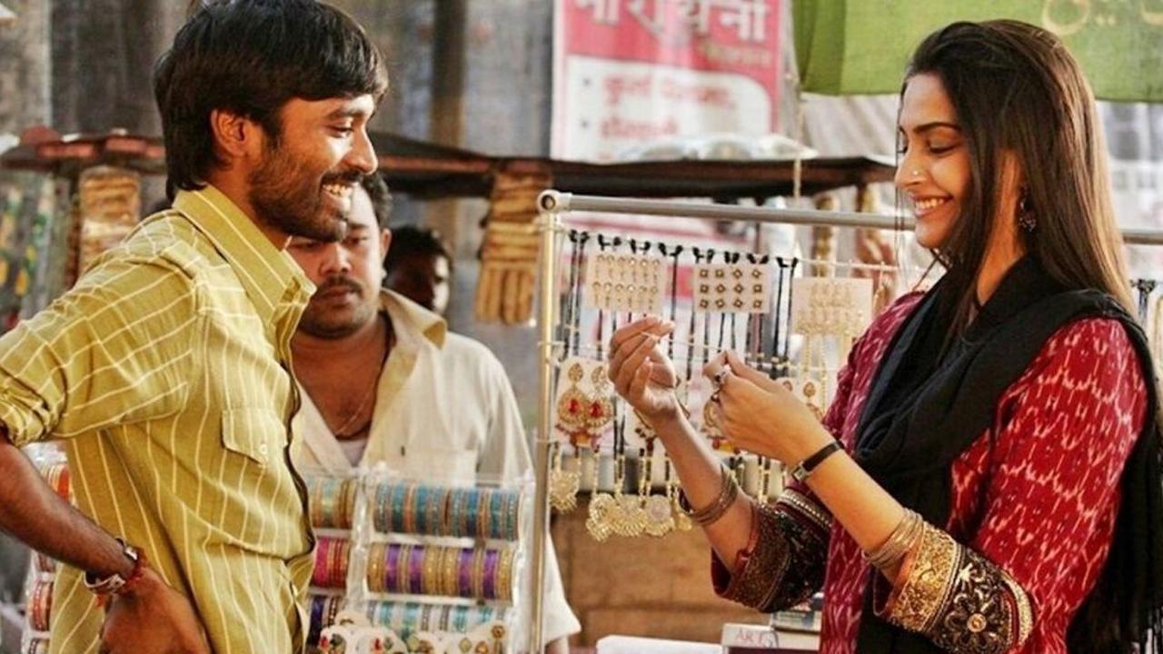 'Raanjhanaa' reolved around Dhanush's character Kundan who falls for Zoya (Sonam) as a child and for years attempts to talk and flirt with her, without even knowing her name.