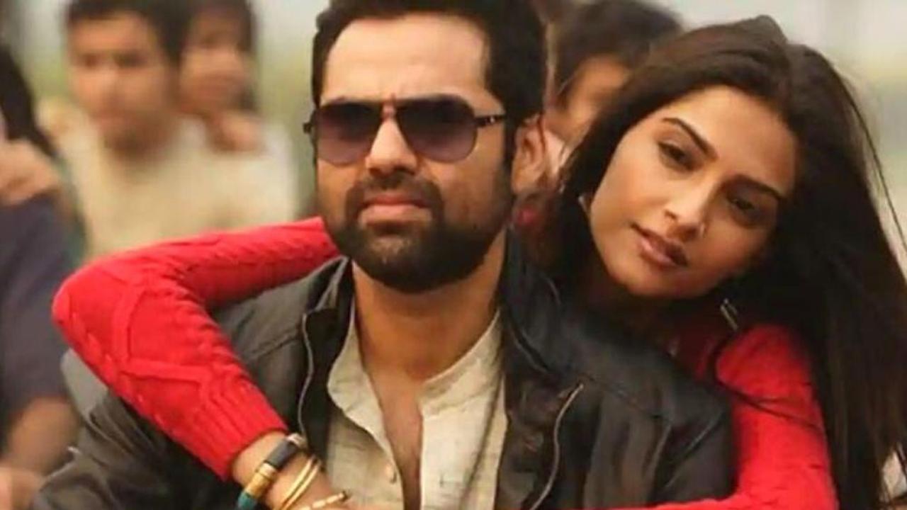 The twist in the tale arrives with Zoya leaving home for studies and falling in love with student leader Akram Zaidi (Abhay Deol) and how this affected Kundan's life.