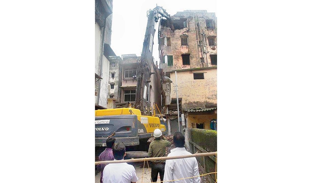 Three of the ‘highly dilapidated’ buildings are being demolished currently in Ulhasnagar. Pics/Navneet Barhate