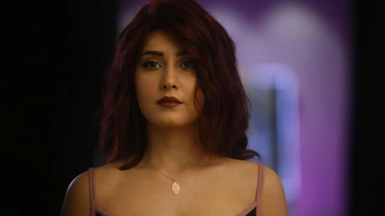 In the crime ridden streets of Mumbai, journeying through the maze of psychopathic minds is brilliant supercop Rudraveer Singh, guarding against their darkness. Raashi Khanna plays the mercurial and smirking Aliyah who is a sociopath in 'Rudra'. One can see her flip side as well when she develops infatuation and obsession for Rudra and the two form an unlikely friendship, as she helps him and gives crucial advice to crack the cases. Raashi definitely brings out the unexpected from the character and astonished theaudience