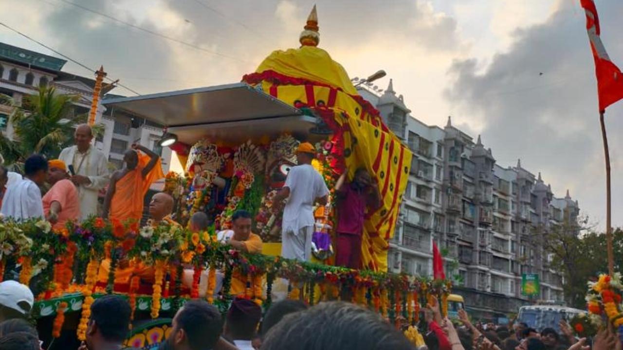 A large number of devotees were seen walking with the chariot in Mira Road on Tuesday