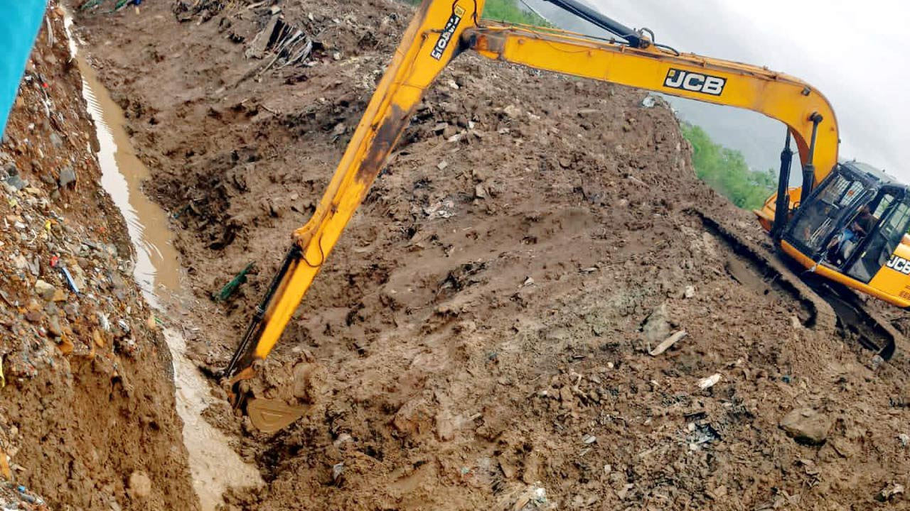 The municipal authorities used machinery to widen the natural outlets for the rainwater