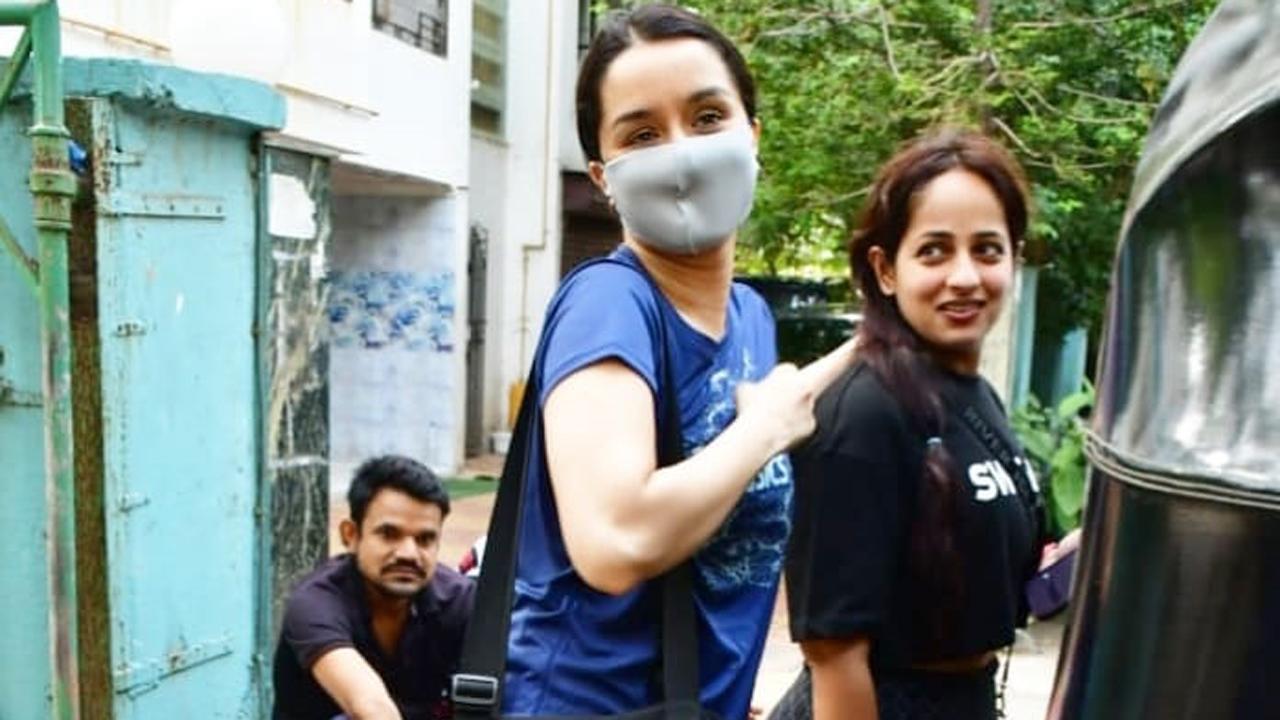 Shraddha was spotted in a blue T-shirt, black yoga pants and her face covered in a grey mask.