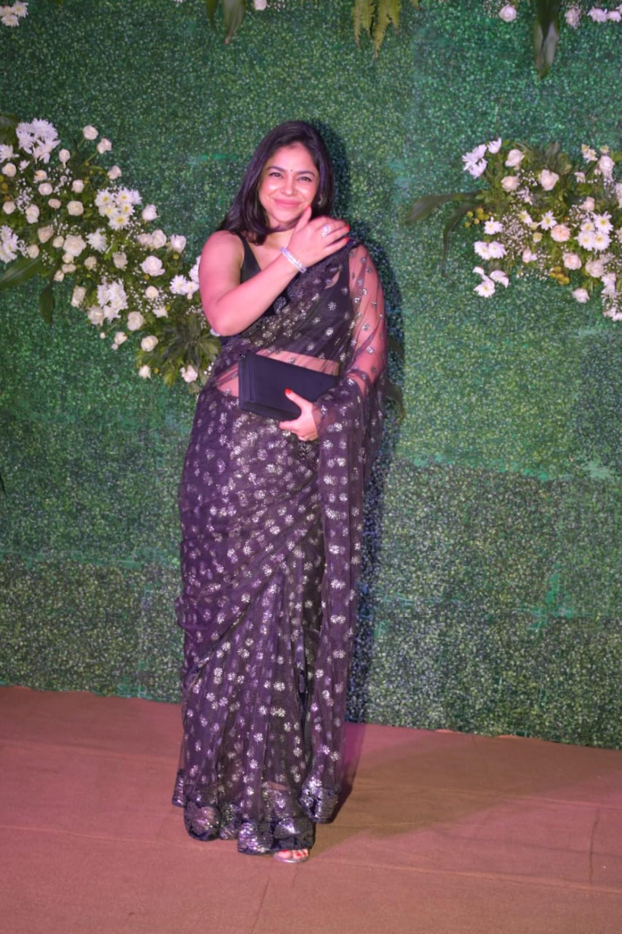 Sumona Chakravarti looked gorgeous in a sheer black saree. She was seen giving the newly-weds a big hug on her arrival