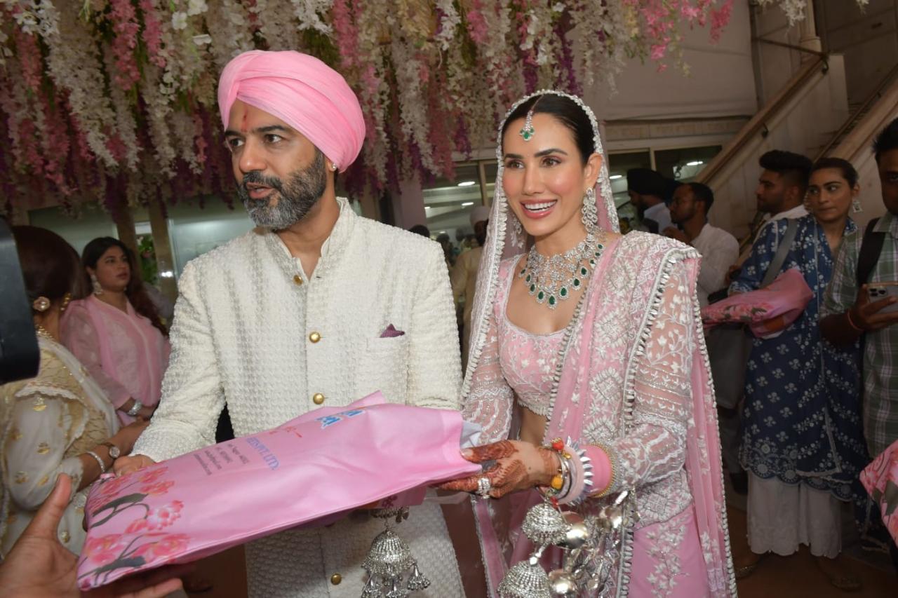 The bride and groom also distributed sweets among the paparazzi who had gathered to capture the wedding