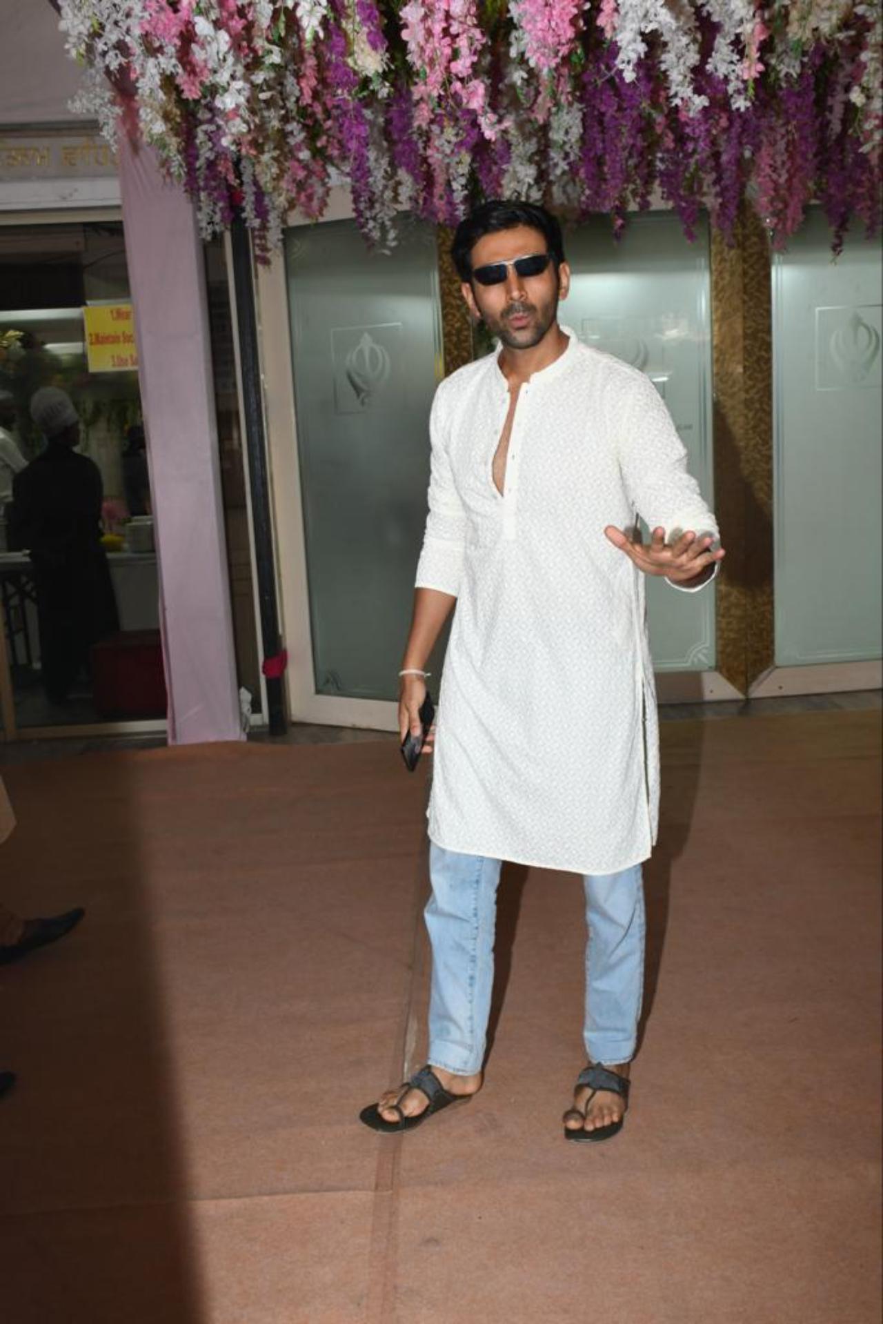 Kartik Aaryan was dressed rather casually for the occasion, wearing a plain white kurta with denims