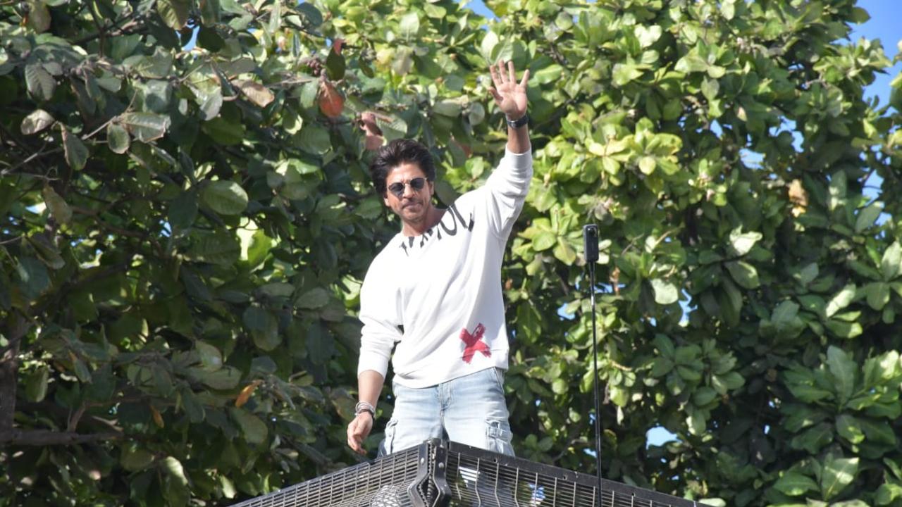 Shah Rukh Khan came out to his balcony to greet and congratulated fans who created a Guinness World Record for most people performing his iconic pose outside Mannat.