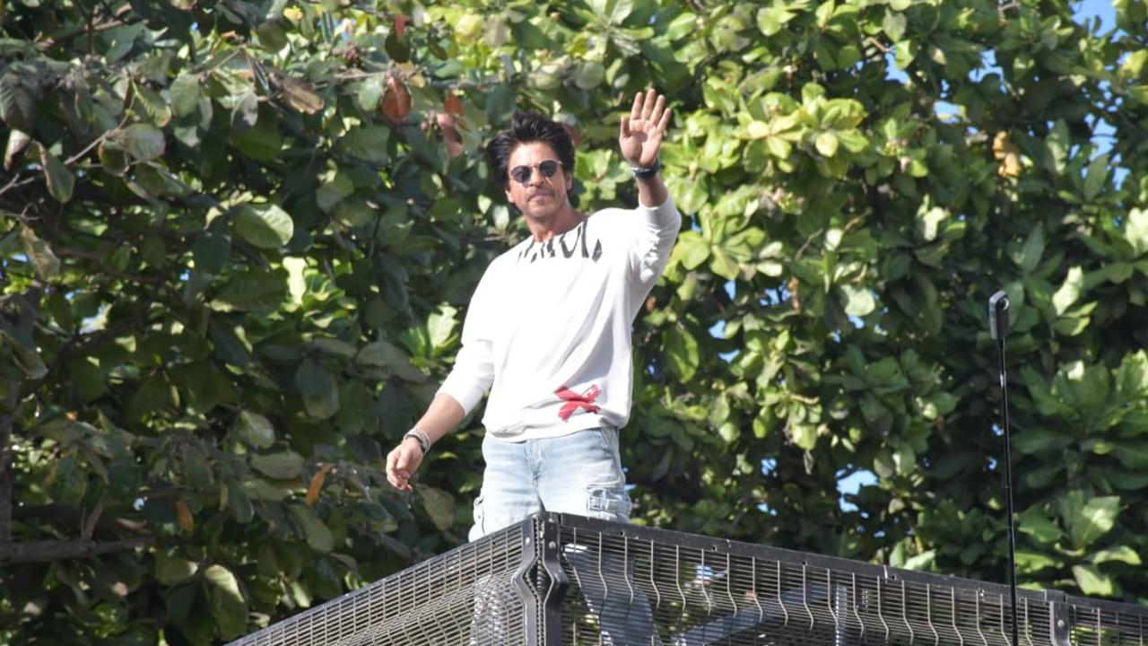 The actor surprised his fans by reacreting his signature pose and breaking out in a dance to 'Pathaan's' steps.