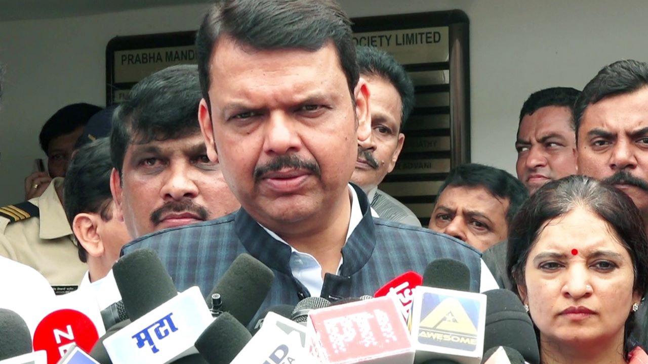 Deputy Chief Minister of Maharashtra, Devendra Fadnavis, too arrived at Latkar's residence to pay homage to the veteran actor. He also interacted with the media which was stationed outside the actor's residence. 