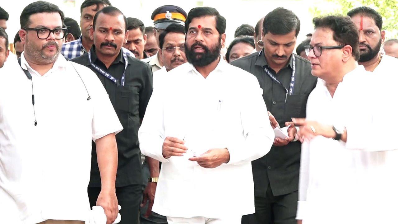 The Chief Minister of Maharashtra, Eknath Shinde, visited Latkar's residence to pay his last respects to the legendary actor. 