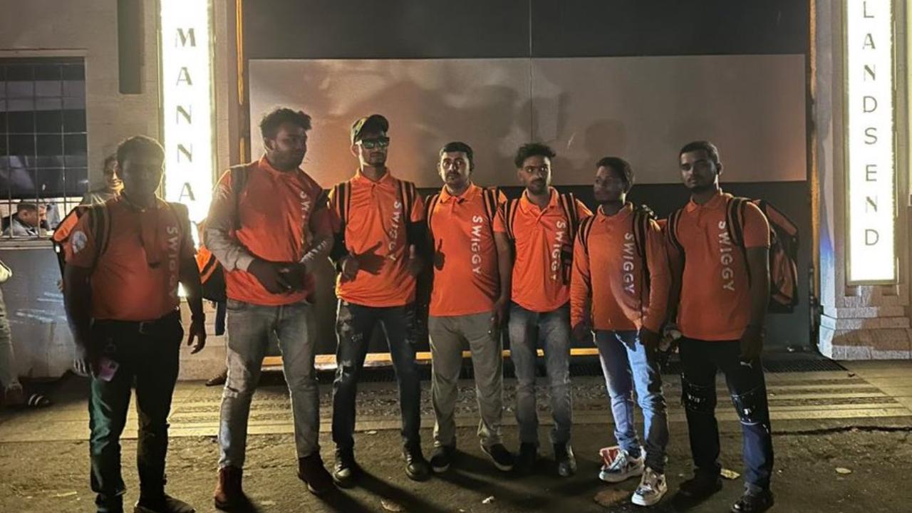 ‘Dinner leke aagaye’: Swiggy delivers food at Mannat after Shah Rukh Khan's light-hearted Twitter request