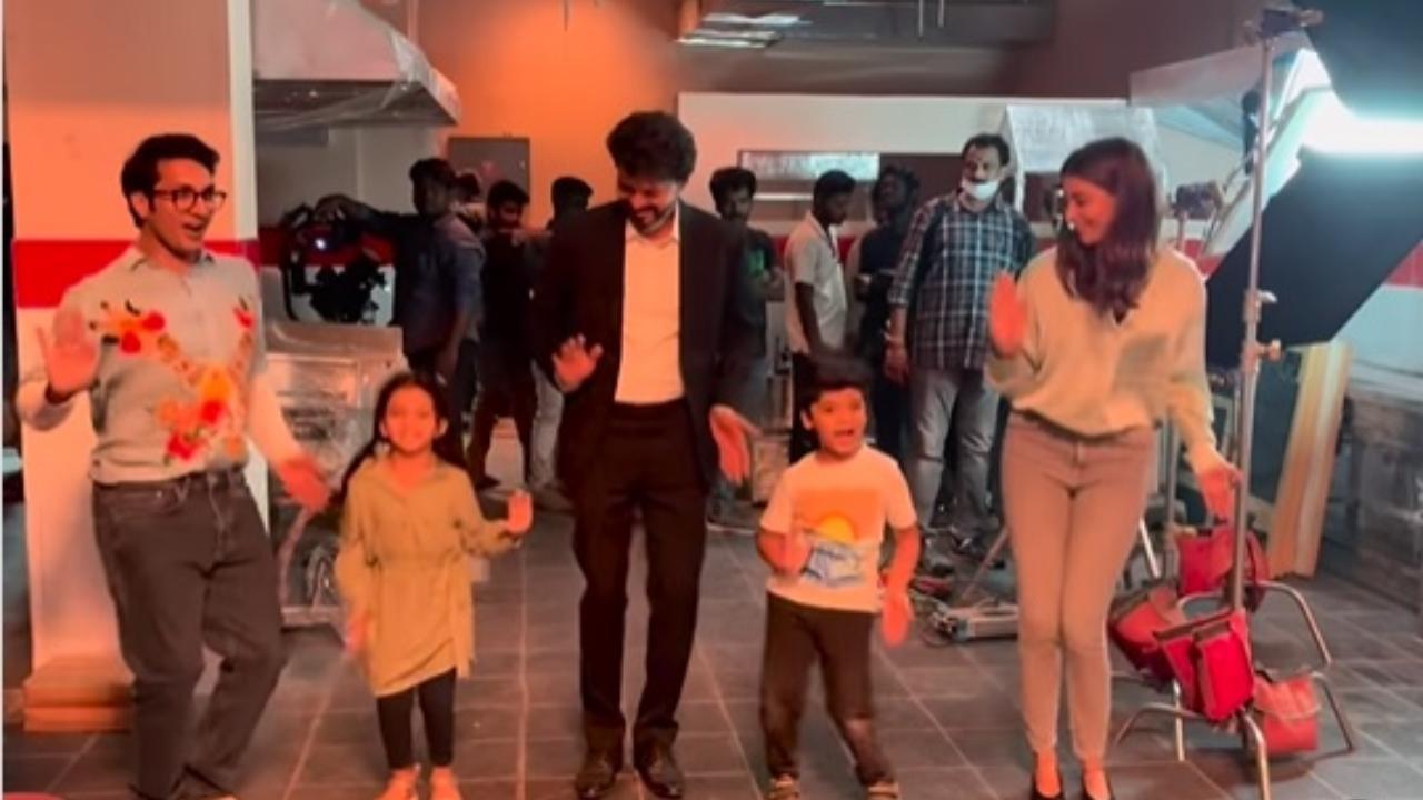 Watch: Unseen video of Vijay and Pooja Hegde dancing to Allu Arjun's Butta Bomma