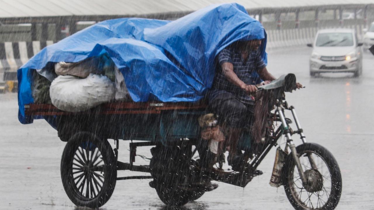 The IMD had spoken about the onset of the Southwest Monsoon over India recently. In their latest update, they mentioned that the conditions are favourable for the further progress of Southwest Monsoon over parts of south Peninsular India, parts of Odisha, more parts of Gangetic West Bengal, Jharkhand, Bihar, and East Uttar Pradesh over the next few days. (File Pic/PTI/June 19)