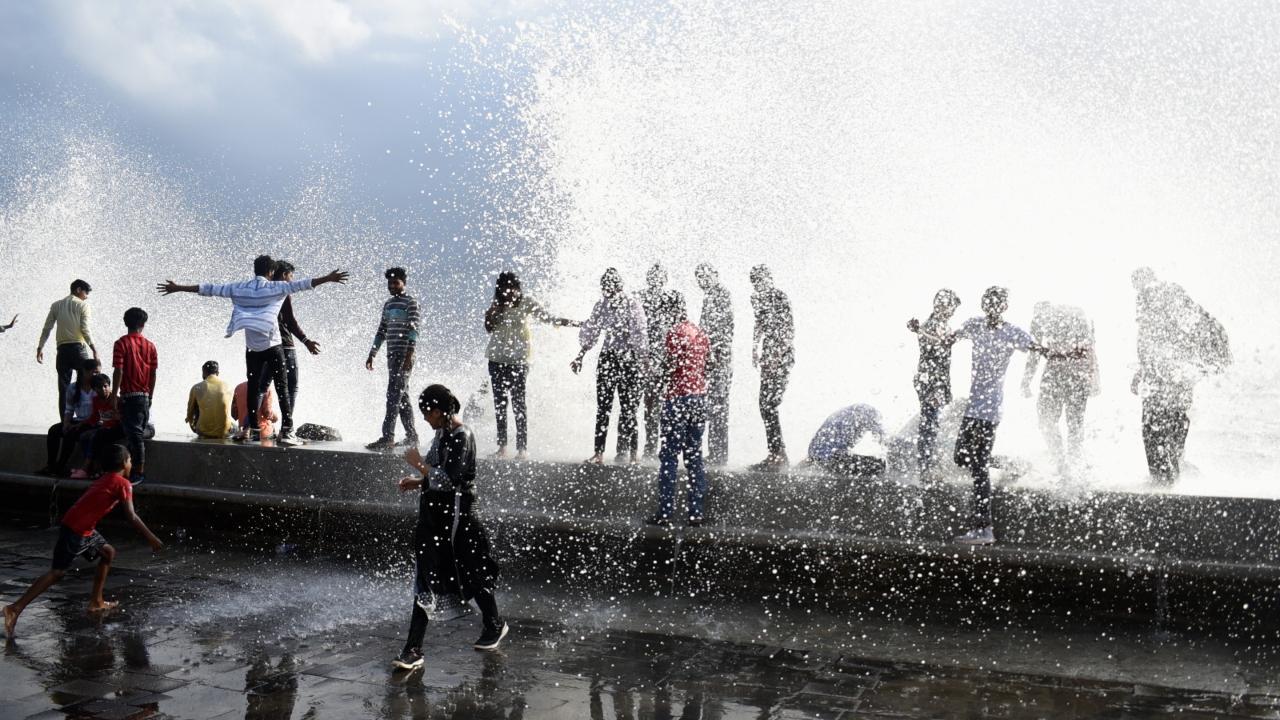 Mumbai witnesses light rains, thick blanket of clouds; people share pictures