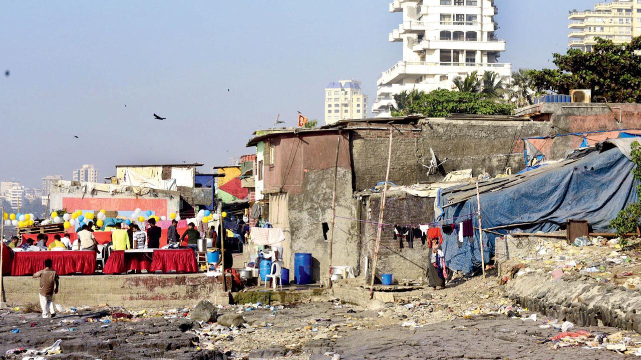 The woman met Mithu Singh at his eatery, Meeth’s Kitchen, at this location, at Bandstand in Bandra West. Pic/Atul Kamble