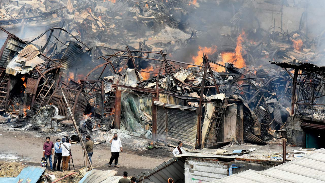 The fire spread rapidly in the shops. Pics/Sameer Markande 