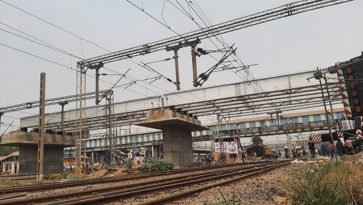Central Railway had announced special traffic and power blocks for launching these girders. Pic/Satej Shinde