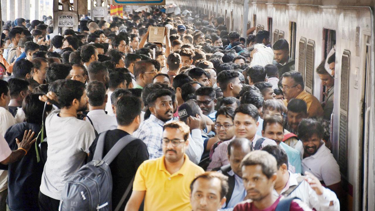 A crowd of passengers swells as a train halts at platform No. 1 at Dadar railway station, on Thursday. Pic/Ashish Raje