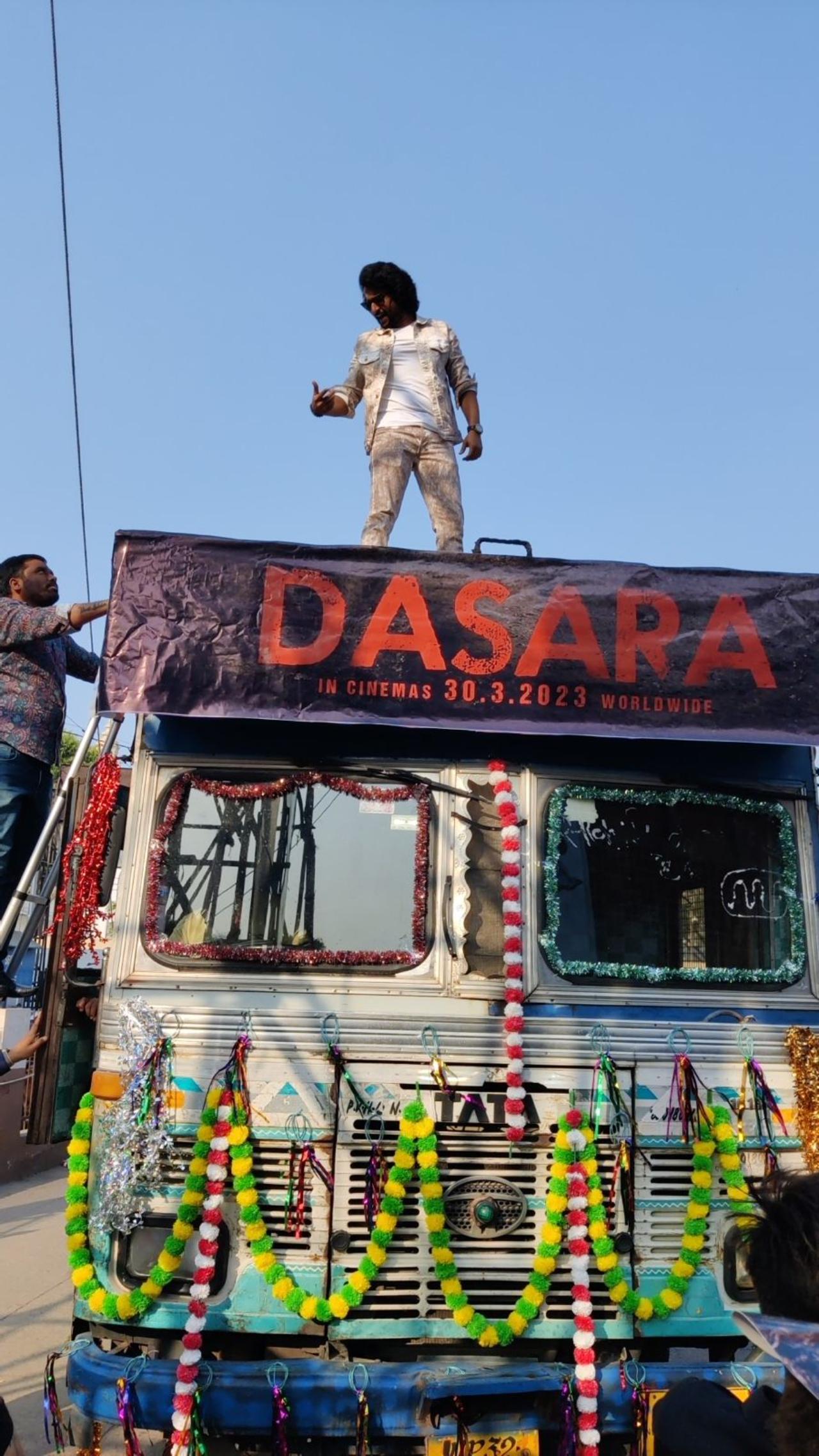 South Superstar Nani made a grand entry at the venue in a truck and the crowd couldn’t stop cheering! The actor who is known for his iconic performances down south is already making waves in the North market as he brings his Pan-India film to fans from all corners of the country
