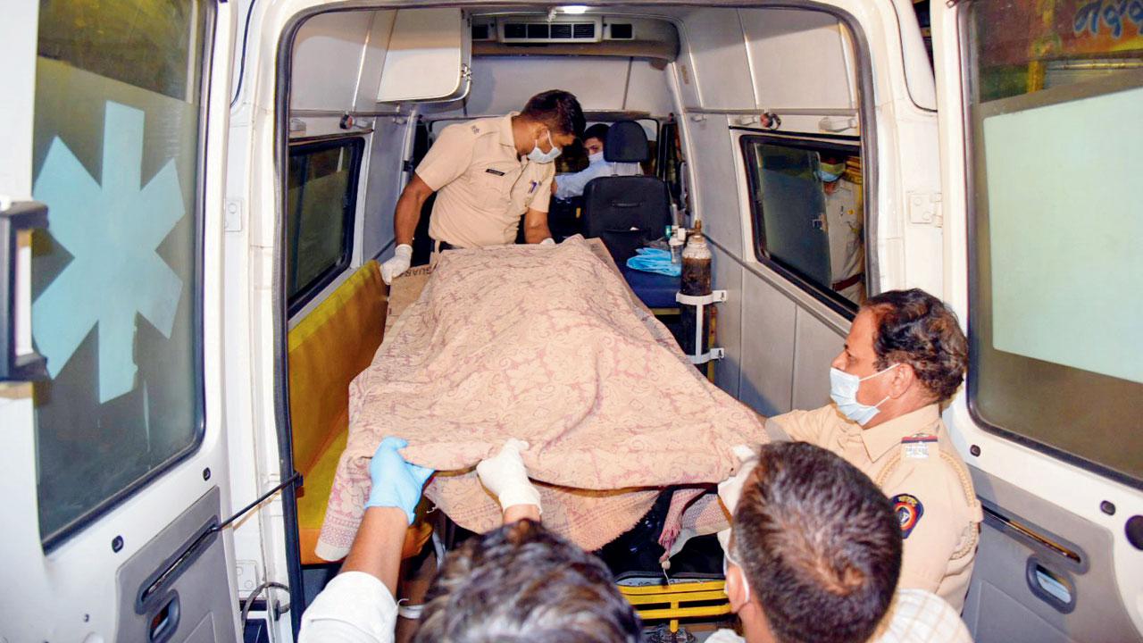 Cop, on March 14 , take the 55-year-old’s remains to KEM hospital where they were identified. Pic/Ajinkya Sawant