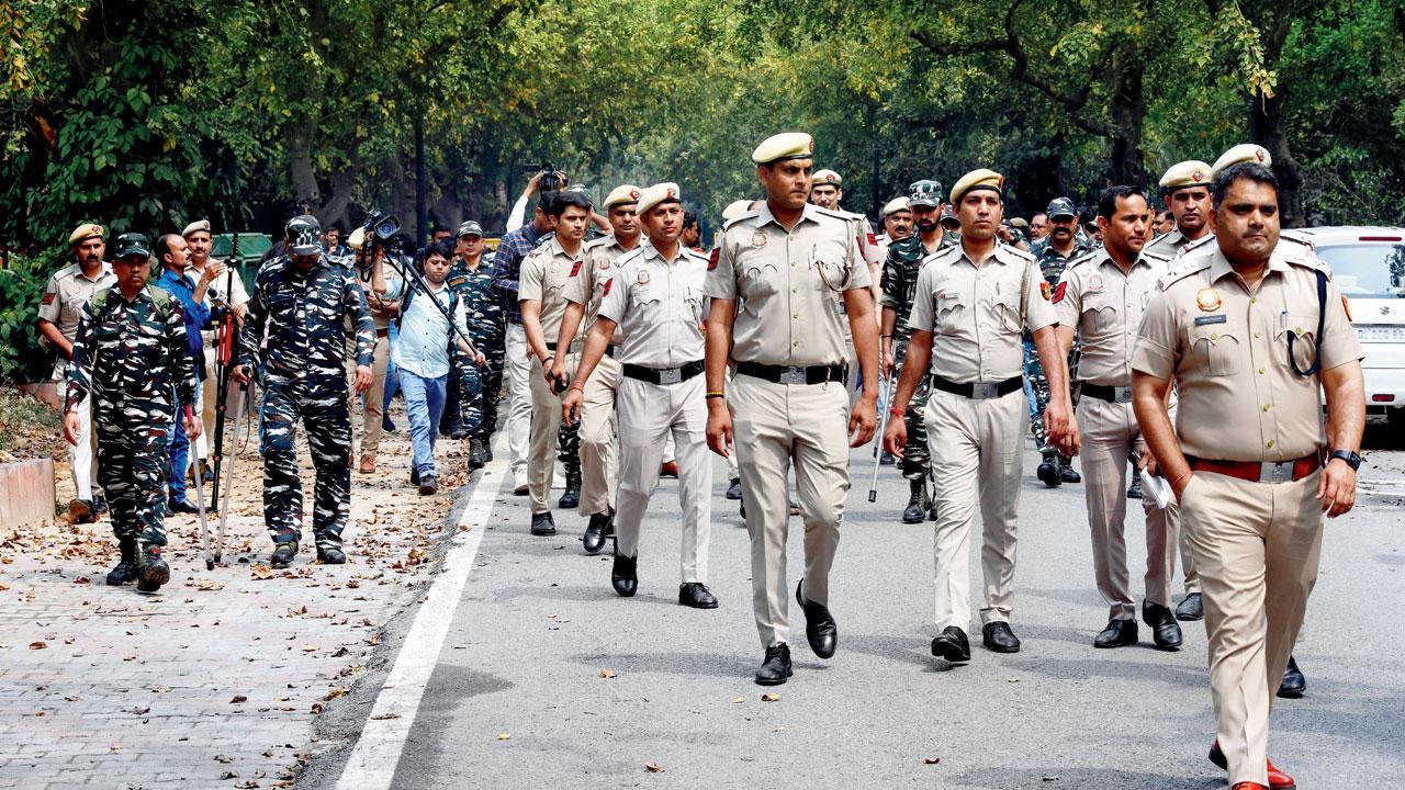 Posse of cops at Rahul’s doorstep to ‘seek’ info
