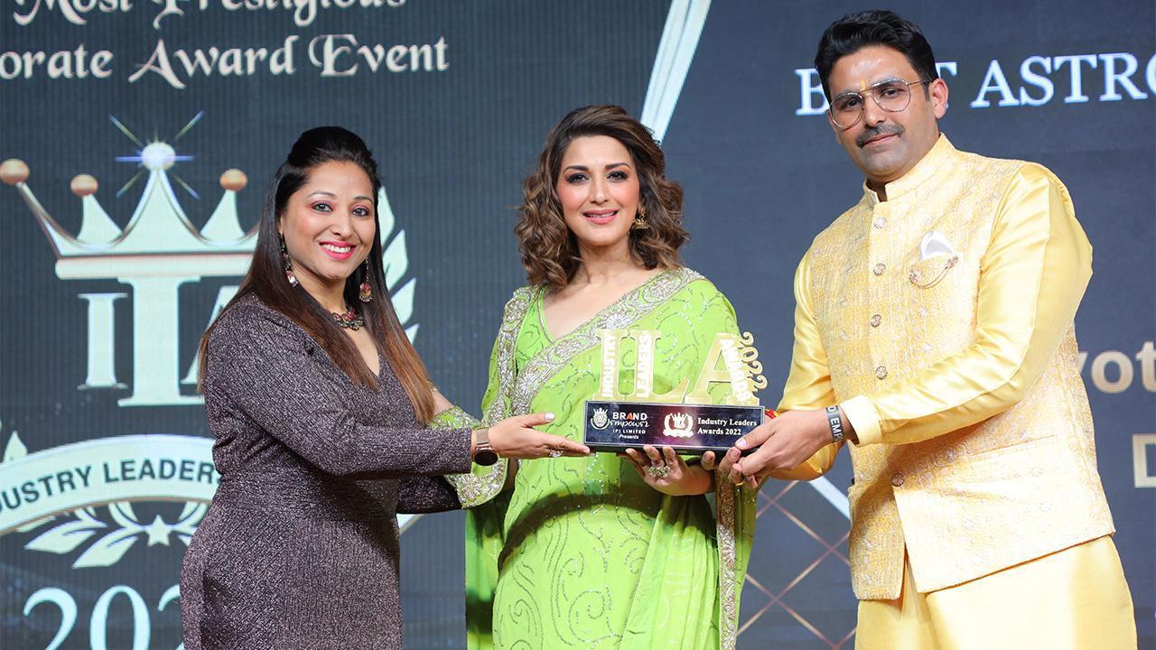 Dr. Divit Chauhan Received The ILA 2022 Award For The Best Astrologer Of The Year