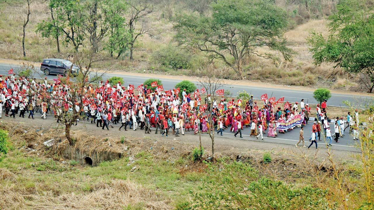 Farmers long march reaches closer to Mumbai image pic