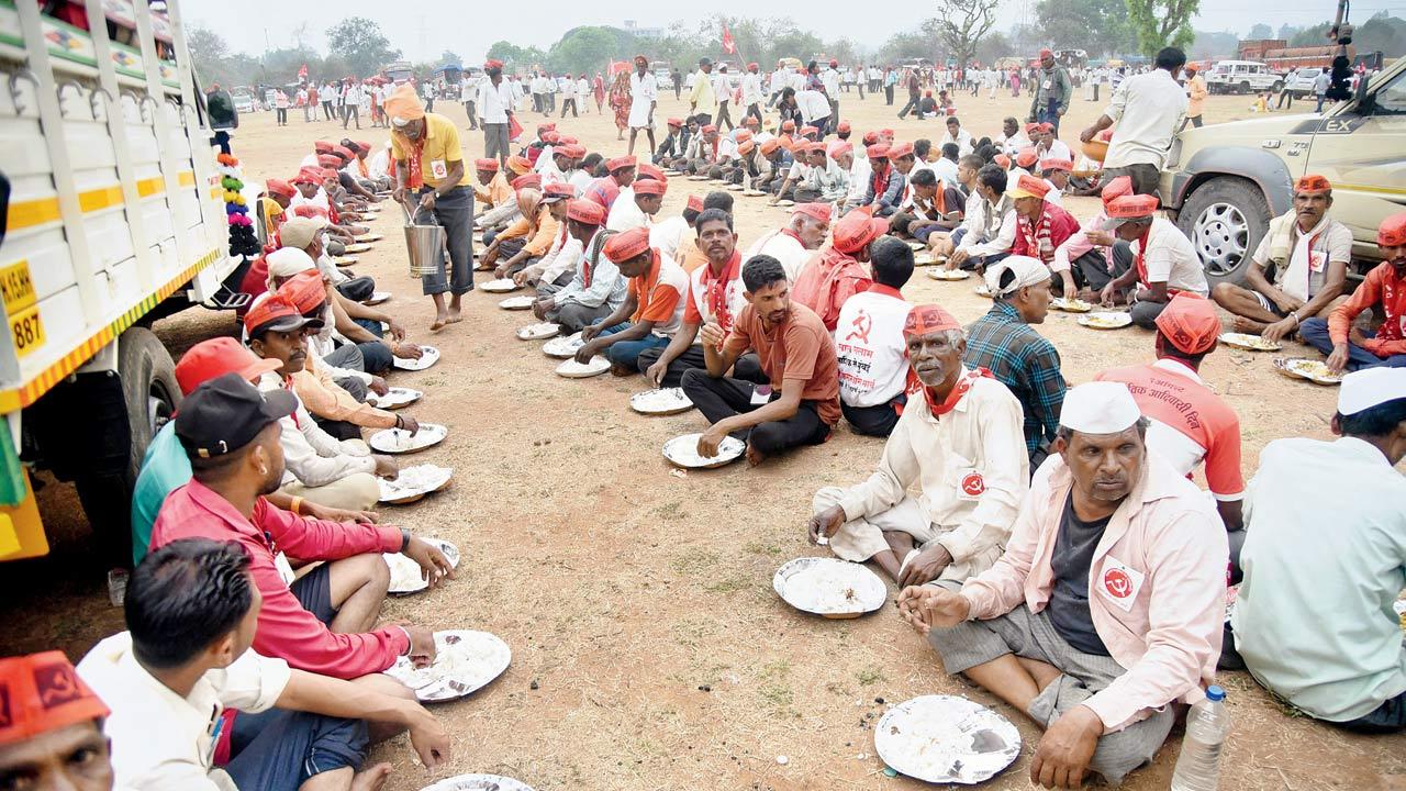 The protesters enjoy a quick meal in the evening. PICS/SAMEER MARKANDE