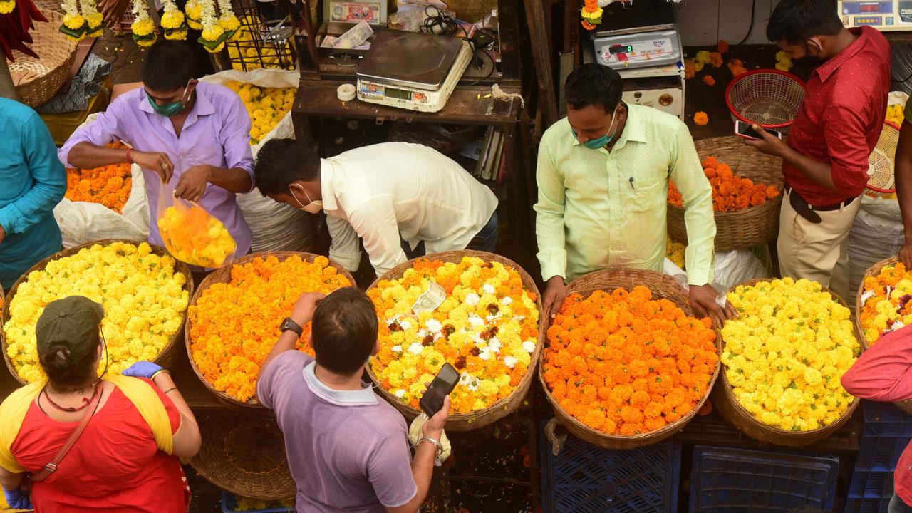 Morning scenes at the Dadar flower market
