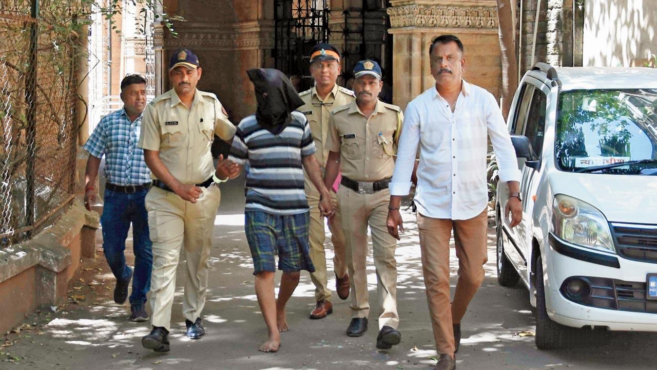 Cops bring Chetan Gala to Quilla court. File pic