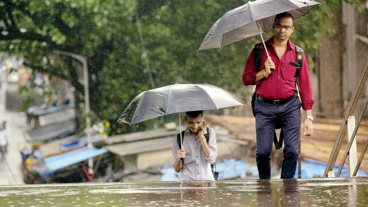 People make their way through the rain at Sion. Pic/Atul Kamble 