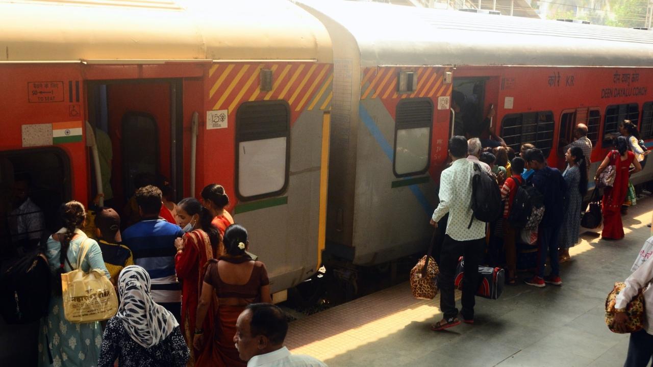 Huge crowds were seen boarding express trains at Diva railway station in Thane to visit their native places for the upcoming festival. Sources said, for Holi, this year, the Mumbai Traffic Police and the city cops have planned deployment of security in the city