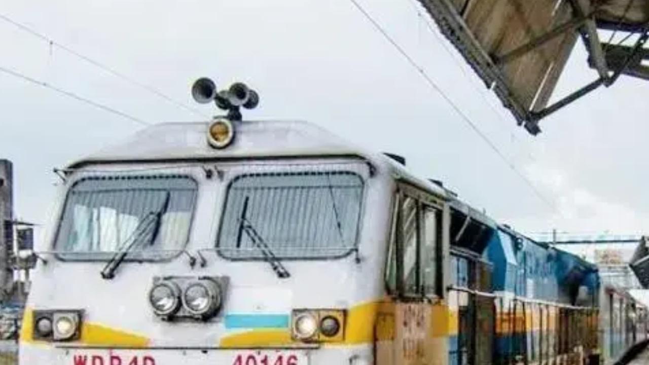 West Bengal: Coach of EMU train derails at Howrah station