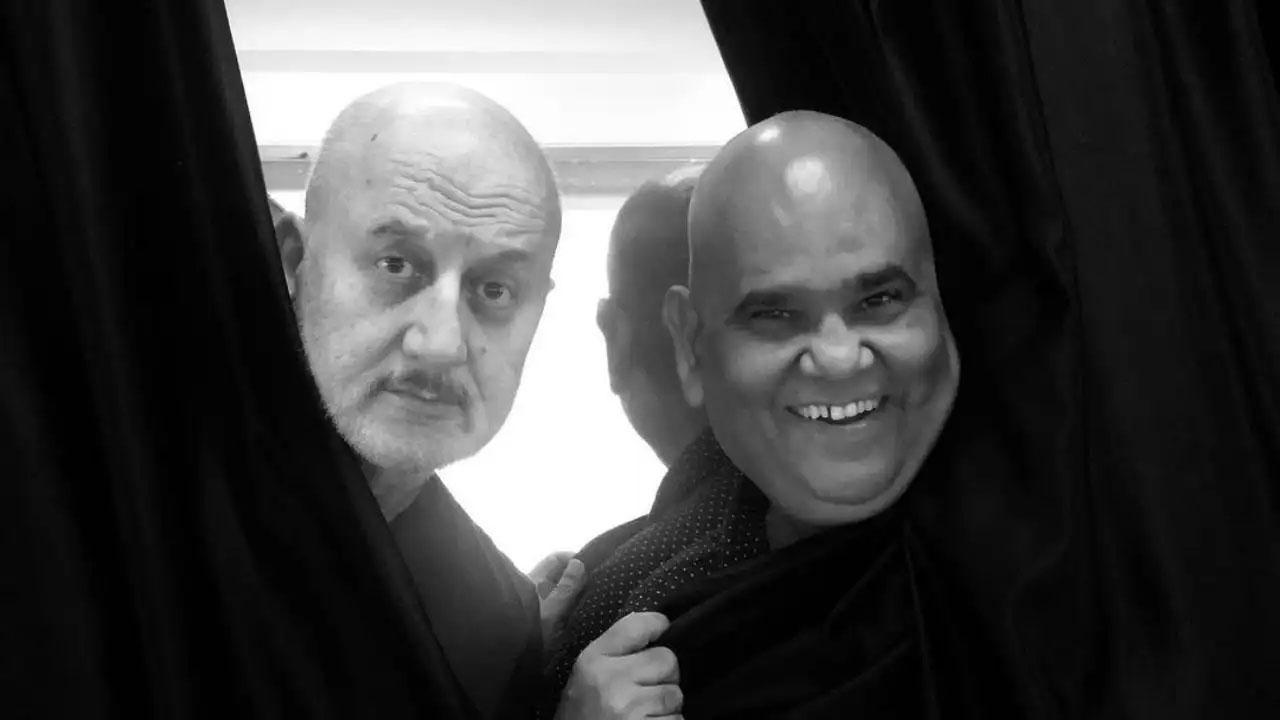 This video of Anupam Kher giving head massage to Satish Kaushik is so wholesome