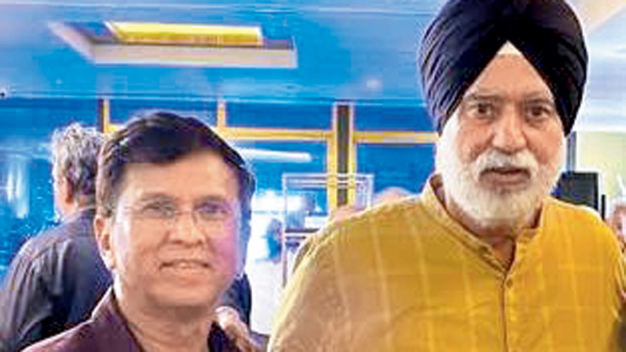 Ex-India players Kiran More and Balvinder Singh Sandhu strike a pose
