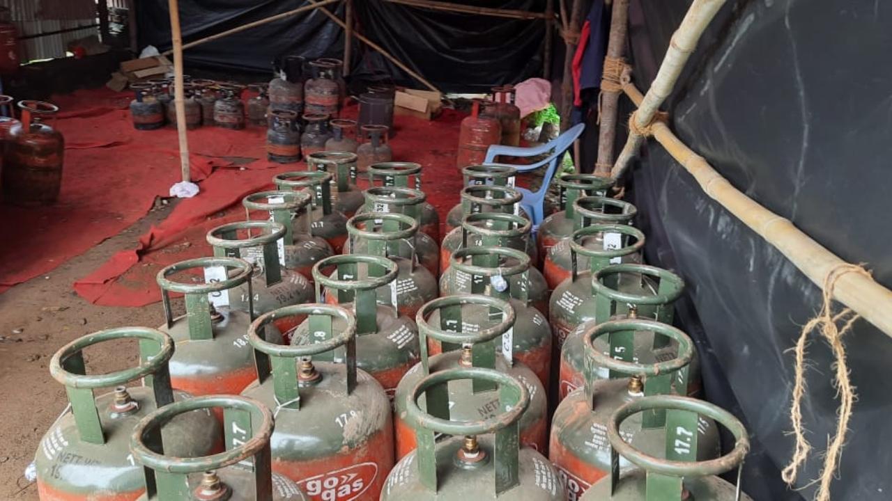 LPG price hike: Even frying 'pakodas' will now be difficult: Goa opposition leader Yuri Alemao