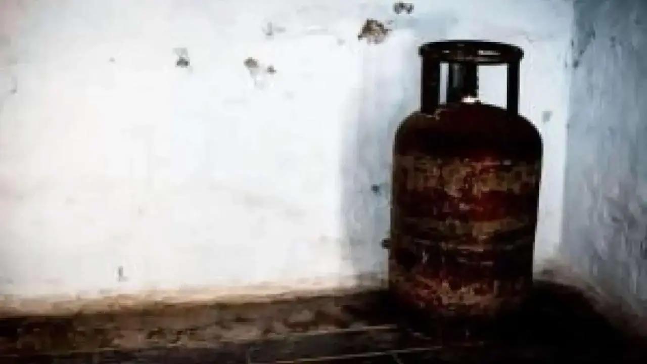 Prices of commercial LPG hiked by Rs 350.50 per unit, cooking gas Rs 50 per unit
