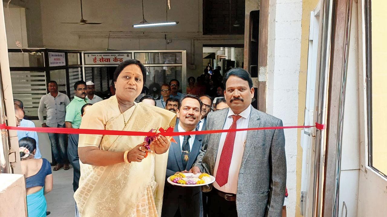 Principal District and Sessions Judge Shailaja S Sawant, Judge Amol Shinde and District Judge Ashok Bhillare inaugurate the Mobile Lok Adalat on March 6