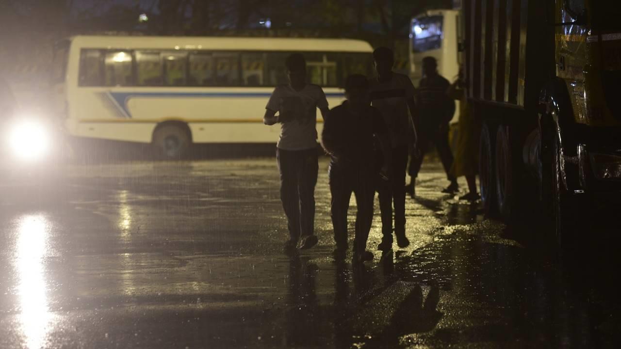 The IMD also said that thunderstorms accompanied with lightning and light to moderate spells of rain with gusty winds reaching 30-40 kmph are very likely to occur at isolated places in the districts of Ahmednagar, Dhule, Jalgaon, Nasik, Aurangabad, Jalna, Hingoli, Palghar and Thane. Pic/Atul Kamble