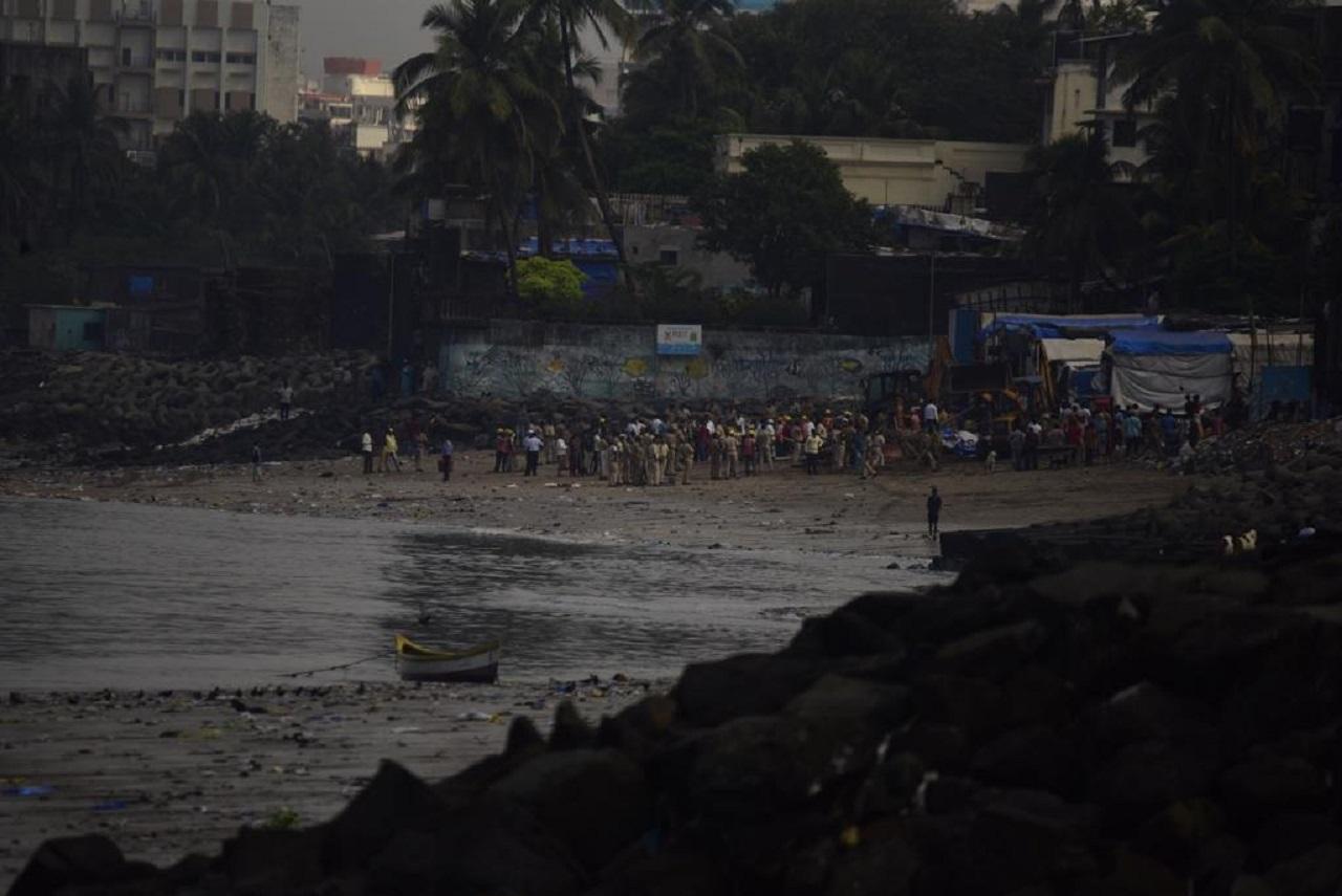 An official told news agency PTI that a 'mazar' like structure being constructed unauthorizedly off the coast of Mahim in Mumbai was on Thursday removed by district collectorate