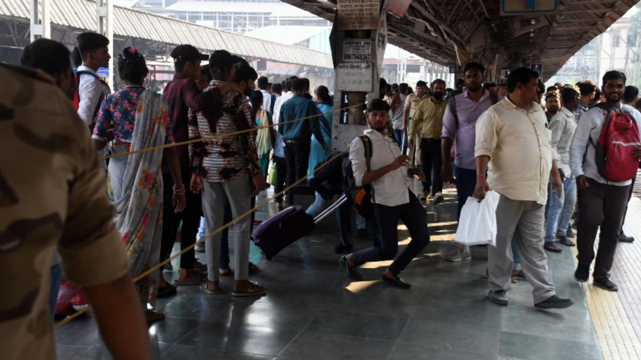 IN PHOTOS: CR makes rope arrangement to protect passengers at Dadar station 