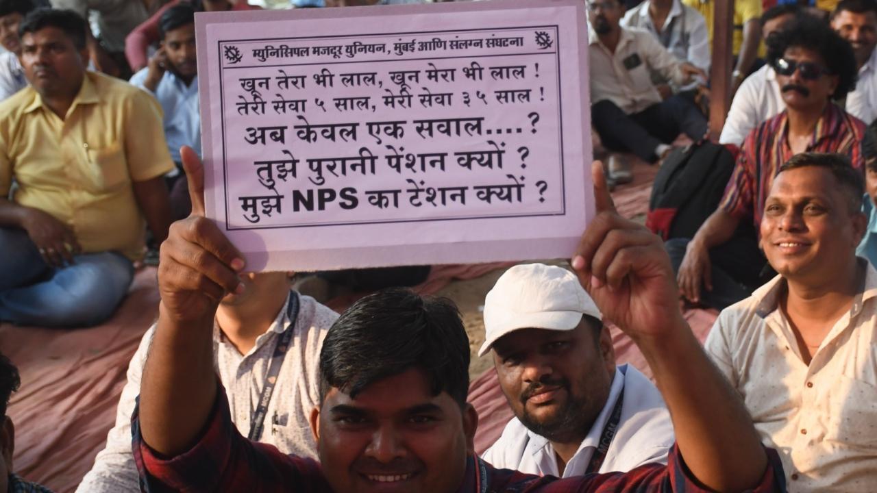 Municipal workers union protest at Azad Maidan regarding Old Pension Scheme Pic/Ashish Raje