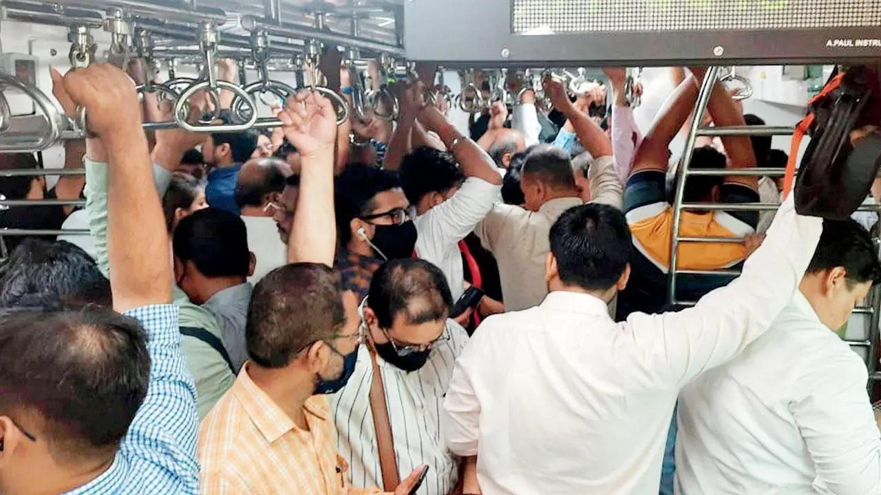 The city was to get 238 new 12-car AC local trains under Mumbai Urban Transport Projects (MUTP)—47 under MUTP-3 and 191 under MUTP-3A. A senior official said the work on bid documents and specifications for procurement of 238 AC trains in consultation with the Ministry of Railways is underway
A crowded compartment of an AC local. Pic/Nimesh Dave